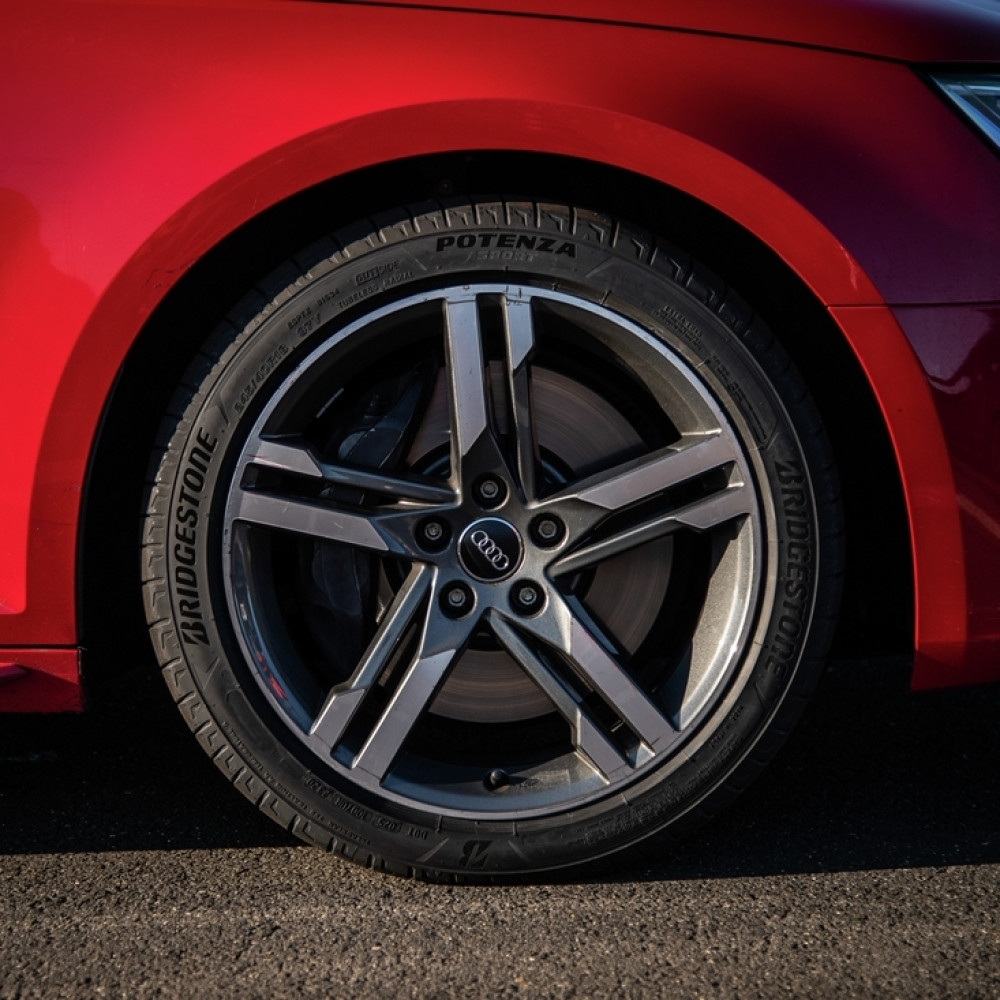 Легковая шина Bridgestone Potenza Sport 265/40 R22 106Y