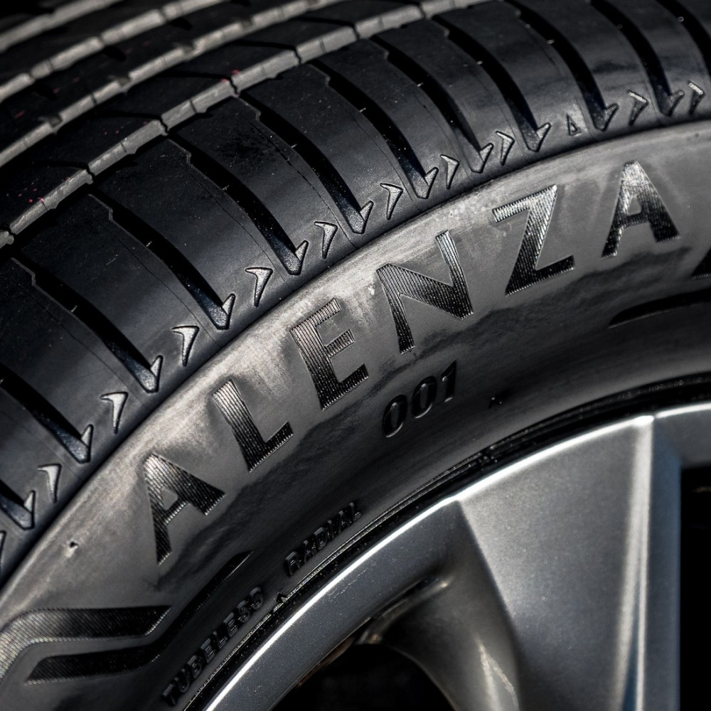 Легковая шина Bridgestone Alenza 001 285/45 R22 110H