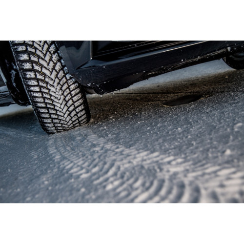 Легковая шина Bridgestone Blizzak LM005 235/45 R17 97V