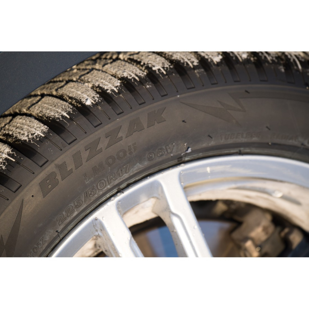 Легковая шина Bridgestone Blizzak LM005 205/60 R18 99H